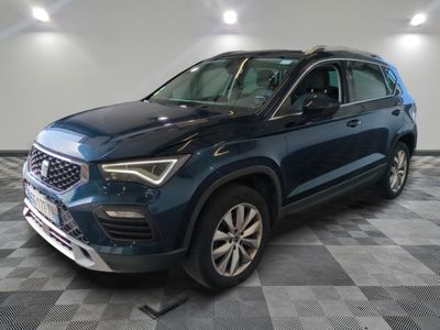 un 4x4 bleu garé dans un garage au sol en damier