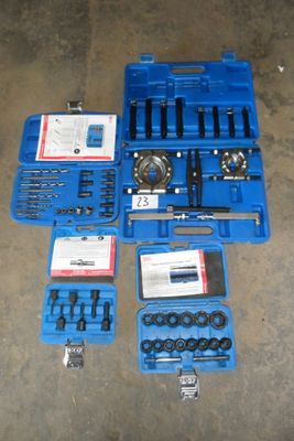 une boîte à outils bleue contenant des outils, posée par terre