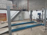 une photo d'un garage rempli de matériel