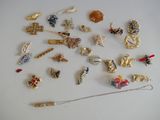 de nombreux types de broches et d'épingles sur la table