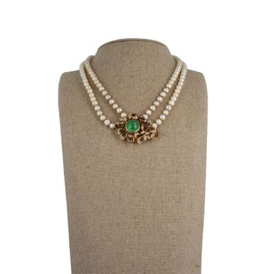 gros plan d'un mannequin portant un collier