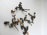 tout un tas d'outils de toutes sortes qui se trouvent sur la table
