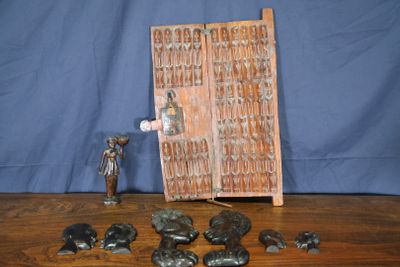 AFRIQUE,Mali Ensemble d'objets en bois sculpté comprenant