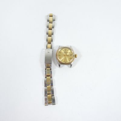 une image représentant une montre-bracelet au cadran doré posée sur un fond blanc
