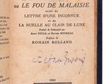 un livre ouvert dont la couverture porte un titre écrit à la main