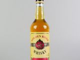 une bouteille de whisky posée sur une table blanche