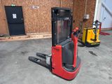 un chariot élévateur garé dans un garage à côté d'un autre chariot élévateur