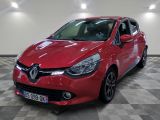 la voiture rouge est garée sur le sol en damier du garage