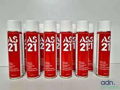 six bombes de peinture rouge posées sur une table blanche