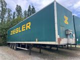 une semi-remorque garée sur le bord de la route