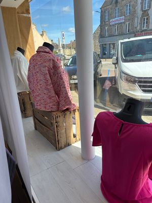 un mannequin dans la vitrine d'un magasin de vêtements