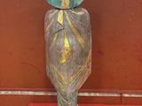 une statue d'une personne assise sur une table rouge