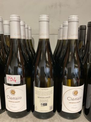 plusieurs bouteilles de vin sont alignées sur un comptoir