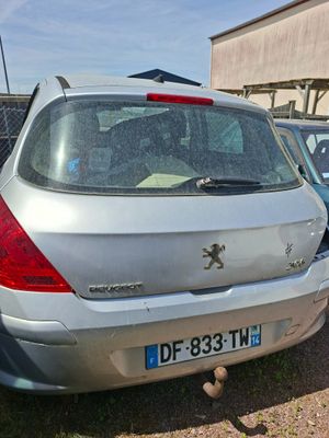 une voiture argentée garée à côté d'une voiture bleue