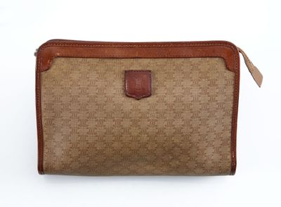une image représentant un sac à main marron et beige sur fond blanc