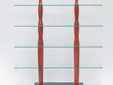 une étagère en bois et en verre, surmontée de trois tablettes en verre
