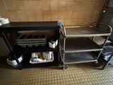 une cuisine avec une étagère sur laquelle sont posés de la vaisselle