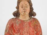 un gros plan sur la statue d'une femme vêtue d'une robe rouge
