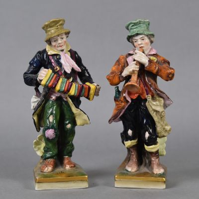 paire de figurines représentant deux hommes portant un chapeau et un frac