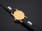 gros plan d'une montre sur une surface noire avec un fond noir