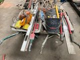 un tas d'outils posé par terre dans la cour