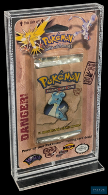 une photo d'une carte à collectionner Pokémon dans une vitrine