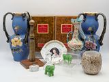 un grand nombre d'objets posés sur une table