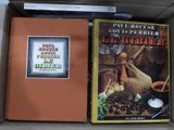 deux livres dans une boîte, posés sur l'étagère