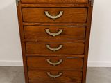 une commode en bois comportant cinq tiroirs de chaque côté