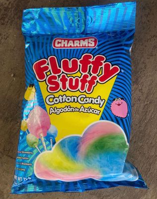 un gros plan sur un sachet de bonbons posé sur une table