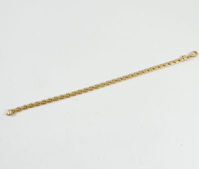 un bracelet à chaîne en or avec un fermoir sur fond blanc