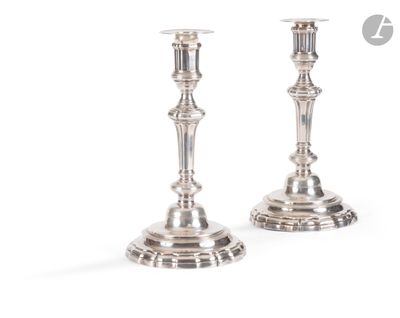 paire de chandeliers en argent sur fond blanc
