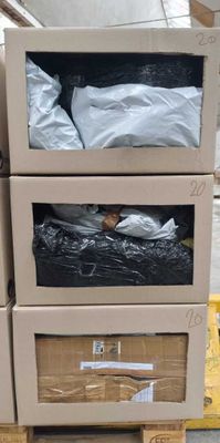 trois cartons empilés les uns sur les autres sur une palette