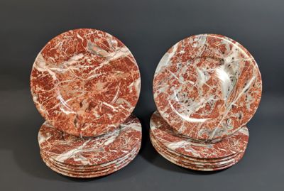paire de dessous de verre en marbre rouge et blanc sur fond noir