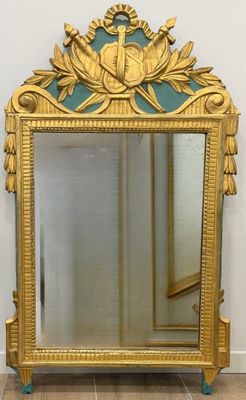 un miroir posé sur le sol devant un mur