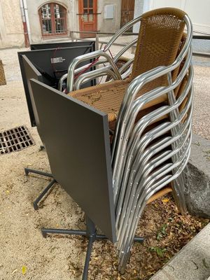 de nombreuses chaises posées au bord de la rue