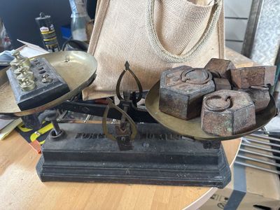 Une balance ancienne et poids- vendu en l ‘etat - Photo 1