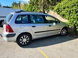 une voiture argentée garée dans un parking