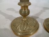 deux bougies posées sur une table