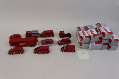 un grand nombre de camions jouets posés sur une table