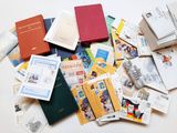 de nombreux types de livres différents sur la table