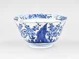 bol en porcelaine bleue et blanche orné d'un motif représentant un oiseau et des fleurs