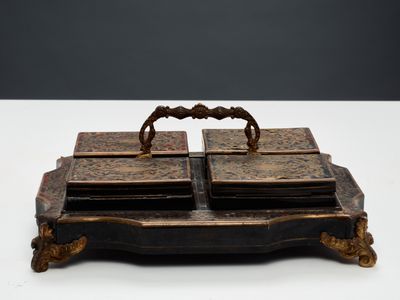 une vieille boîte en bois posée sur une table blanche
