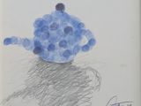dessin représentant une théière bleue posée sur une table, avec à côté le dessin d'un chat