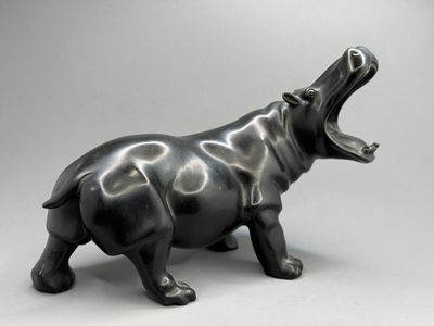 une statue représentant un rhinocéros la gueule ouverte, la gueule grande ouverte
