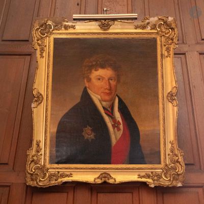 portrait d'un homme vêtu d'un manteau bleu et d'une cravate rouge