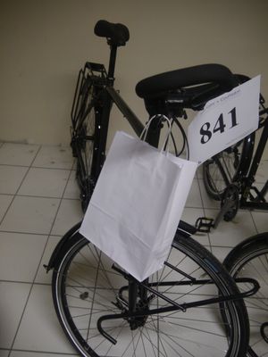 un vélo équipé d'un sac à l'arrière