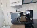 un micro-ondes posé sur un comptoir dans une cuisine