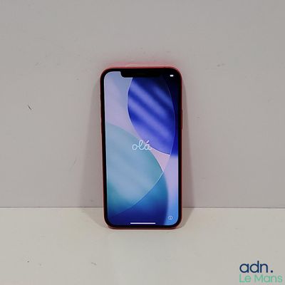 l'arrière d'un iPhone XR rouge posé sur une table blanche