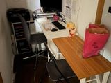 un bureau sur lequel se trouve un ordinateur, dans une petite pièce